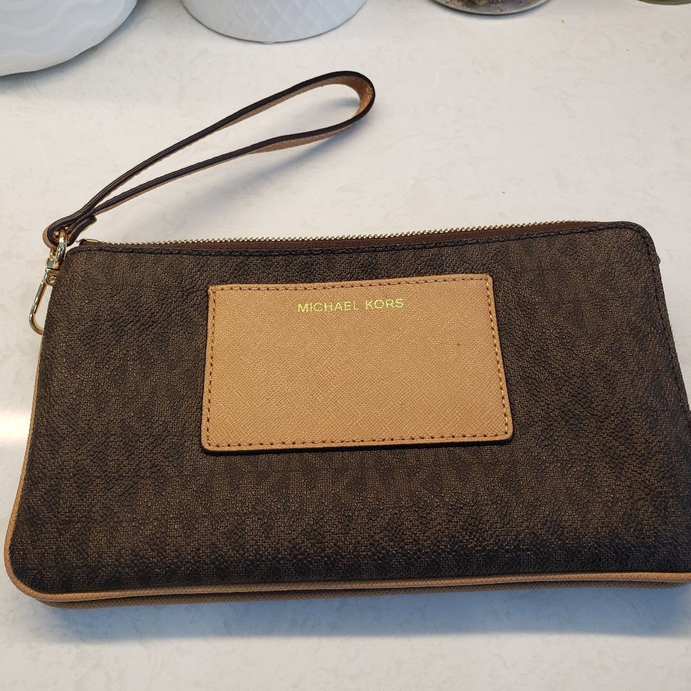 Michael Kor's wristlet new with no tags never used